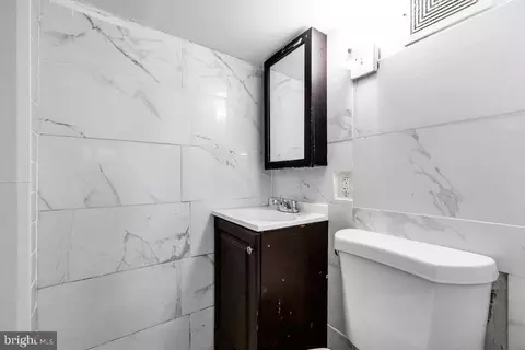 Bath - 213 Heather Rd, Darby, PA 19082 photo 3 of 4