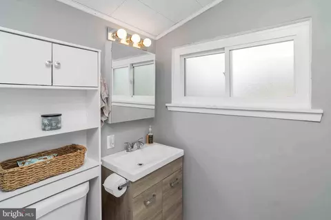 Bath - 915 Flora, Marcus Hook, PA 19061 photo 2 of 2