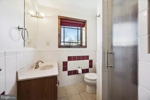 Bath - 53 Eldon Ave, Lansdowne, PA 19050 photo 1 of 2
