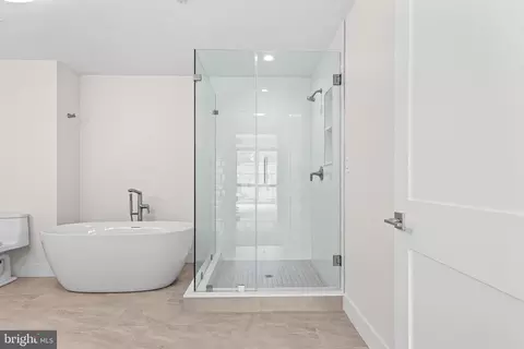 Bath - 427 E Lancaster Ave #1101, Wayne, PA 19087 photo 1 of 4