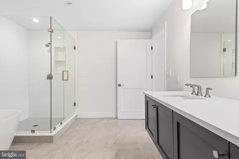 Bath - 427 E Lancaster Ave #1101, Wayne, PA 19087 photo 3 of 4