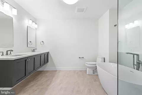 Bath - 427 E Lancaster Ave #1101, Wayne, PA 19087 photo 2 of 4