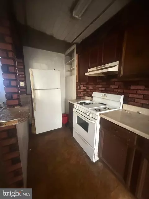 Entry Way - 6984 Aberdeen Rd, Darby, PA 19082 photo 5 of 8