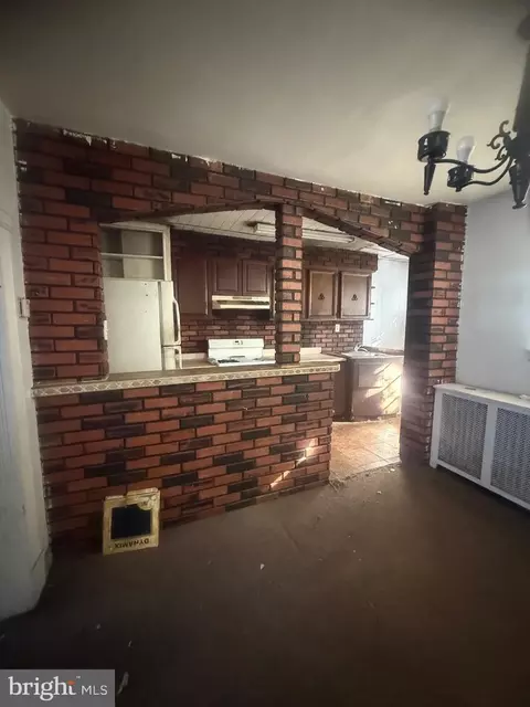 Entry Way - 6984 Aberdeen Rd, Darby, PA 19082 photo 6 of 8