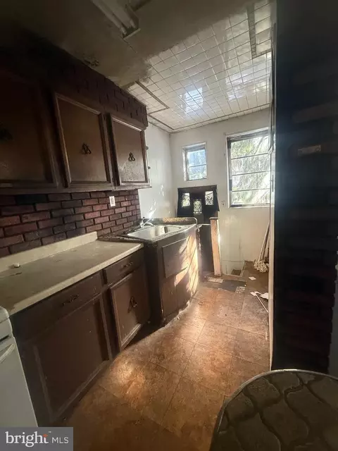 Entry Way - 6984 Aberdeen Rd, Darby, PA 19082 photo 7 of 8