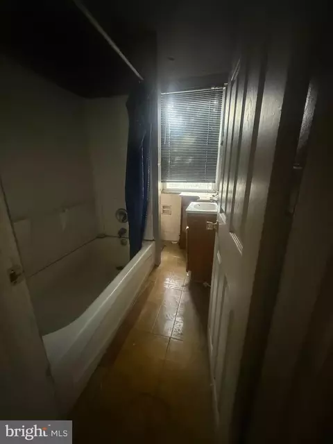 Entry Way - 6984 Aberdeen Rd, Darby, PA 19082 photo 2 of 8