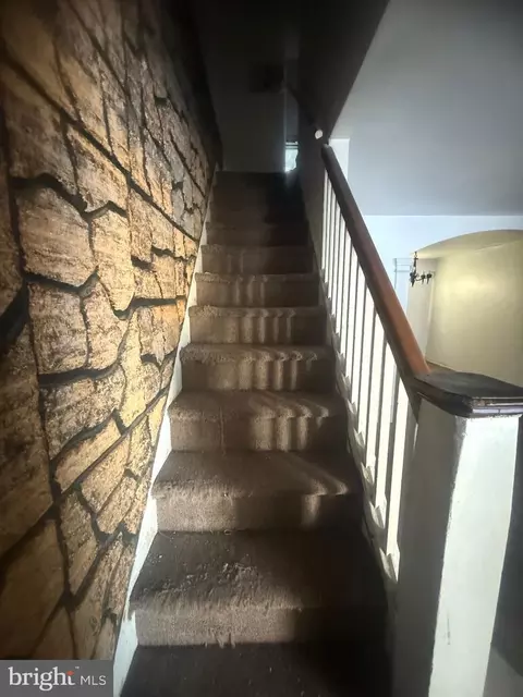 Entry Way - 6984 Aberdeen Rd, Darby, PA 19082 photo 3 of 8