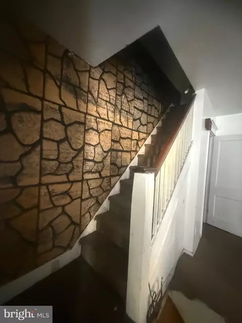 Entry Way - 6984 Aberdeen Rd, Darby, PA 19082 photo 1 of 8