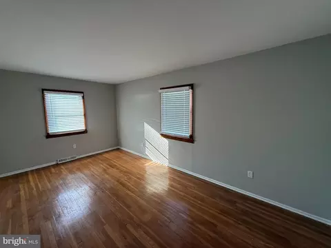 Living - 745 Windsor Pl, Wallingford, PA 19086 photo 7 of 8