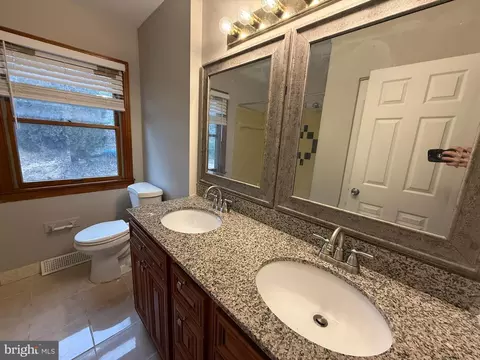 Bath - 745 Windsor Pl, Wallingford, PA 19086 photo 4 of 4