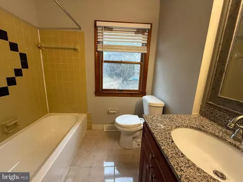 Bath - 745 Windsor Pl, Wallingford, PA 19086 photo 3 of 4