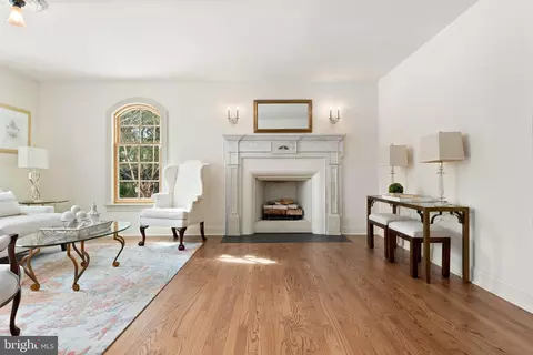 Living - 300 Valley Pl, Wayne, PA 19087 photo 2 of 4