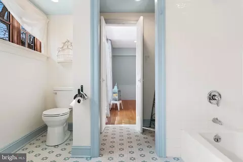 Bath - 300 Valley Pl, Wayne, PA 19087 photo 2 of 3