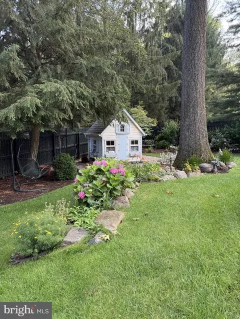 Exterior - 300 Valley Pl, Wayne, PA 19087 photo 7 of 11