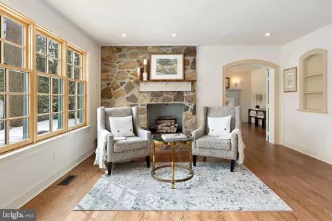 Living - 300 Valley Pl, Wayne, PA 19087 photo 3 of 4