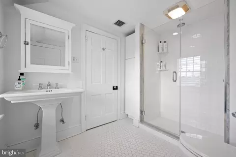 Bath - 658 Brooke Rd, Wayne, PA 19087 photo 4 of 6