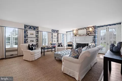 Living - 658 Brooke Rd, Wayne, PA 19087 photo 4 of 6
