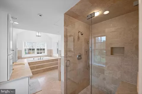 Bath - 658 Brooke Rd, Wayne, PA 19087 photo 2 of 6