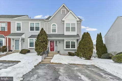 8 Eusden Dr, Aston, PA 19014