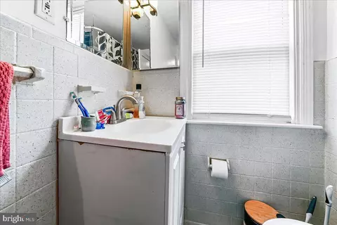 Bath - 1020 Edgerton Rd, Secane, PA 19018 photo 2 of 2