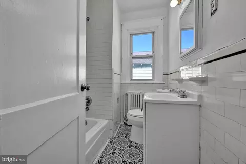 Bath - 204 E Avon Rd, Brookhaven, PA 19015 photo 1 of 1