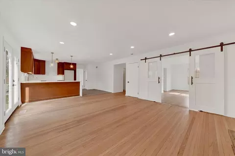 Living - 658 W Rolling Rd, Springfield, PA 19064 photo 7 of 9