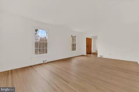 Living - 658 W Rolling Rd, Springfield, PA 19064 photo 2 of 9