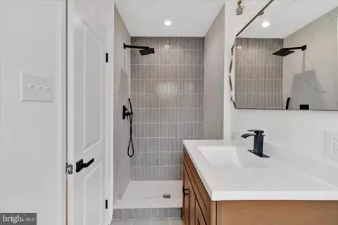 Bath - 658 W Rolling Rd, Springfield, PA 19064 photo 5 of 5