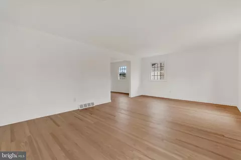 Living - 658 W Rolling Rd, Springfield, PA 19064 photo 1 of 9