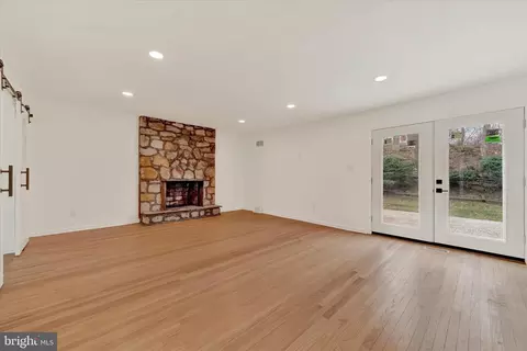 Living - 658 W Rolling Rd, Springfield, PA 19064 photo 6 of 9