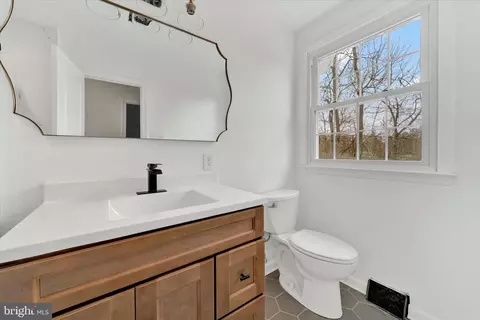 Bath - 658 W Rolling Rd, Springfield, PA 19064 photo 4 of 5