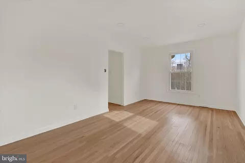 Living - 658 W Rolling Rd, Springfield, PA 19064 photo 9 of 9