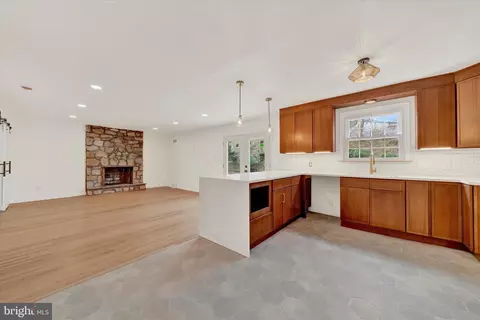 Living - 658 W Rolling Rd, Springfield, PA 19064 photo 5 of 9
