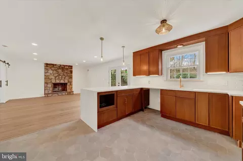 Living - 658 W Rolling Rd, Springfield, PA 19064 photo 4 of 9