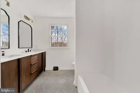 Bath - 658 W Rolling Rd, Springfield, PA 19064 photo 2 of 5
