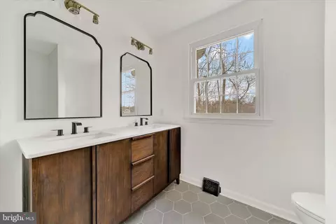 Bath - 658 W Rolling Rd, Springfield, PA 19064 photo 3 of 5