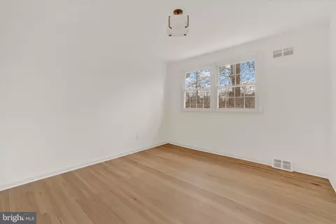Bedroom - 658 W Rolling Rd, Springfield, PA 19064 photo 4 of 8