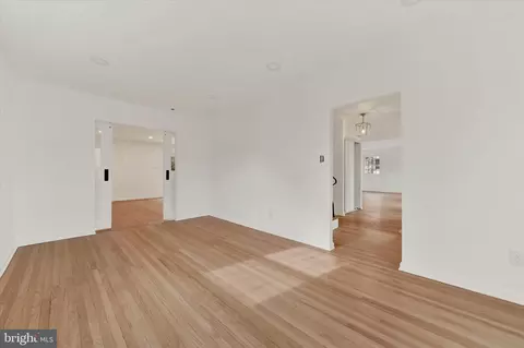 Living - 658 W Rolling Rd, Springfield, PA 19064 photo 8 of 9