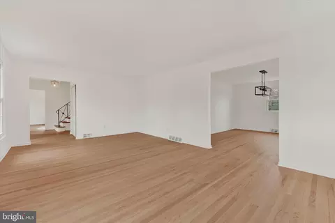 Living - 658 W Rolling Rd, Springfield, PA 19064 photo 3 of 9