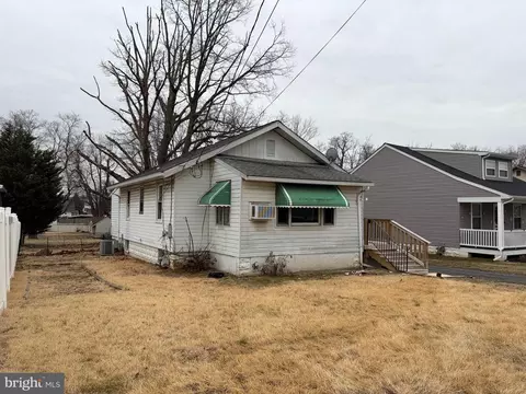 1015 Galbraith Ave, Chichester, PA 19061