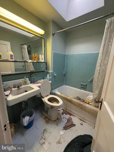 Bath - 138 Richfield Rd, Darby, PA 19082 photo 1 of 1