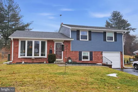 327 Netherington Dr, Broomall, PA 19008