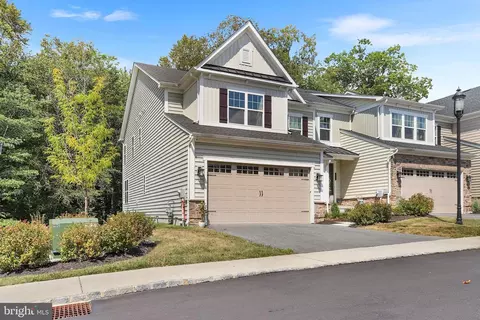 233 Ponds Edge Dr, Media, PA 19063