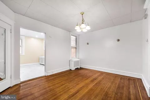 Living - 274 Avon Rd, Darby, PA 19082 photo 4 of 6