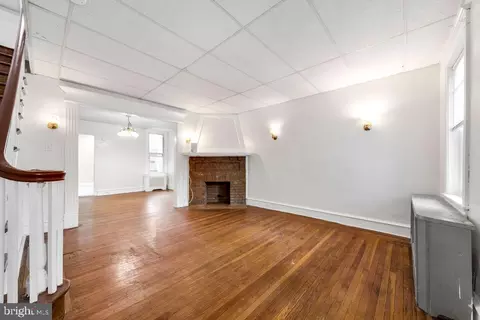 Living - 274 Avon Rd, Darby, PA 19082 photo 2 of 6