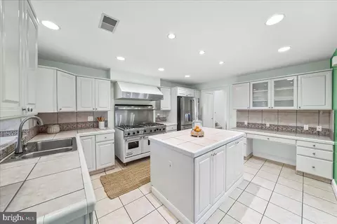 Kitchen - 658 E Leamy Ave, Springfield, PA 19064 photo 2 of 4