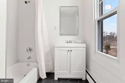 Bath - 209 Willow Rd, Wallingford, PA 19086 photo 2 of 2