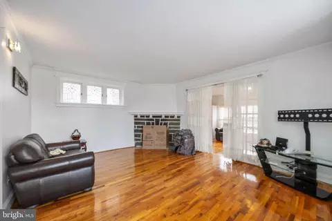 Living - 537 Elm Ave, Darby, PA 19082 photo 3 of 6