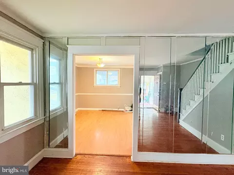 Living - 233 Barrington Rd, Darby, PA 19082 photo 2 of 3