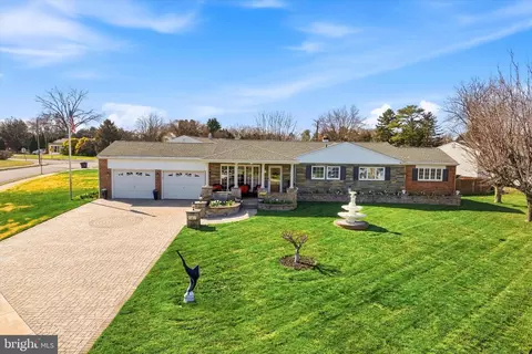 101 Shubrook Ln, Aston, PA 19014